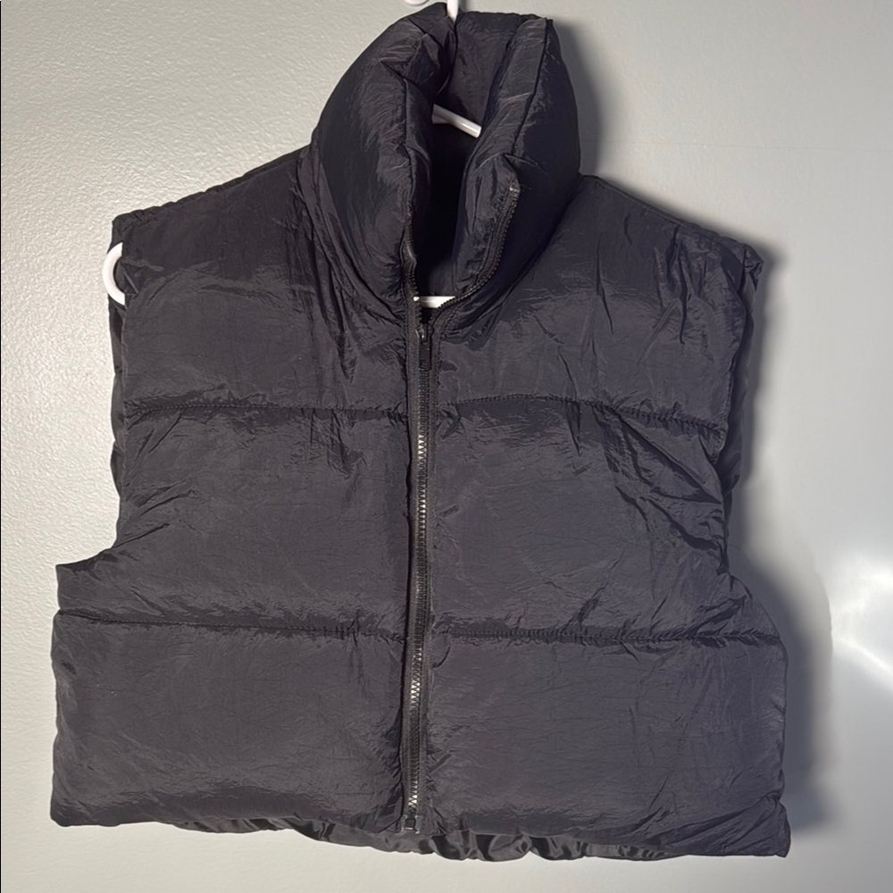 Black Cropped Puffer Vest Size XL NWOT